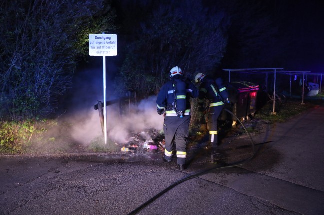 Brand einer Altpapiertonne bei einem Mehrparteienwohnhaus in Wels-Neustadt