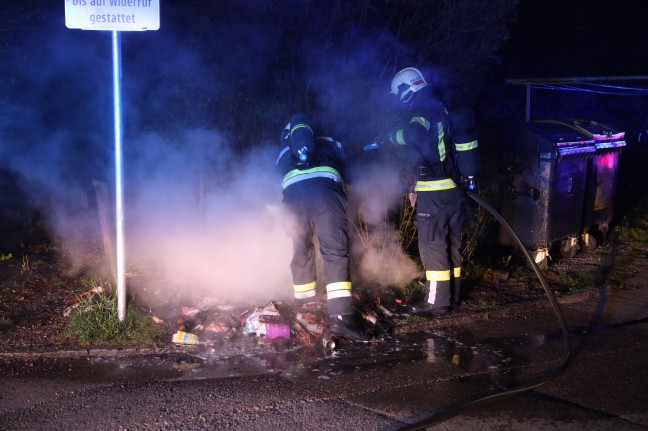 Brand einer Altpapiertonne bei einem Mehrparteienwohnhaus in Wels-Neustadt