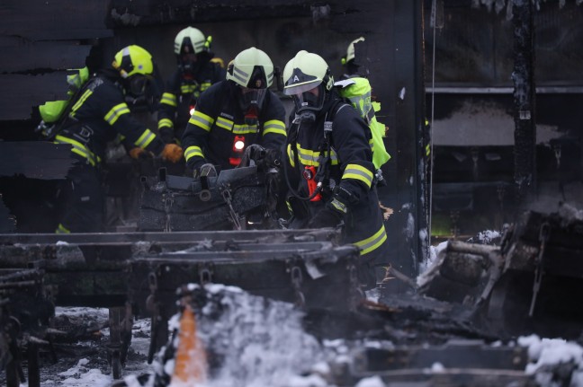 Brand im Lagergebäude eines Gewerbebetriebes in Taufkirchen an der Trattnach sorgt für Großeinsatz