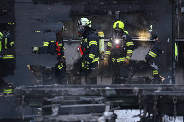 Brand im Lagergebäude eines Gewerbebetriebes in Taufkirchen an der Trattnach sorgt für Großeinsatz