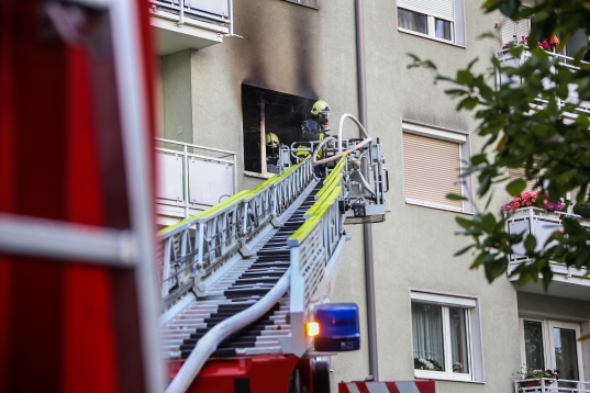 Frau und Kind in Ansfelden aus brennender Wohnung gerettet