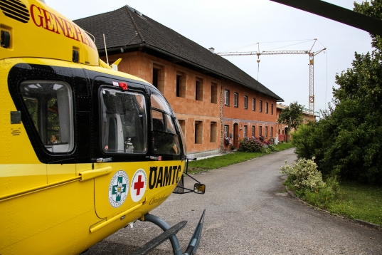 Rettungshubschraubereinsatz nach Sturz vom Dach in Steinerkirchen an der Traun