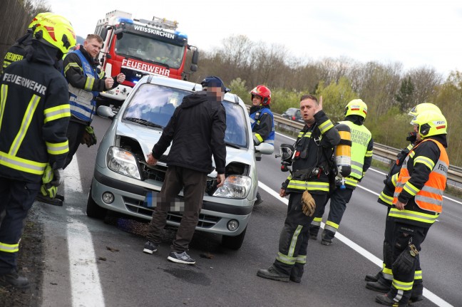 Defektes Auto sorgt für Einsatz der Feuerwehren auf Welser Autobahn bei Weißkirchen an der Traun