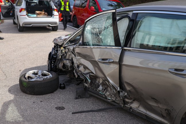 Schwerer Crash auf Salzkammergutstrae bei Regau