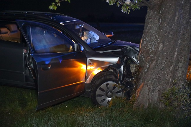 Vollbesetzter PKW an Gemeindegrenze zwischen Rohr im Kremstal und Sierning gegen Baum geprallt