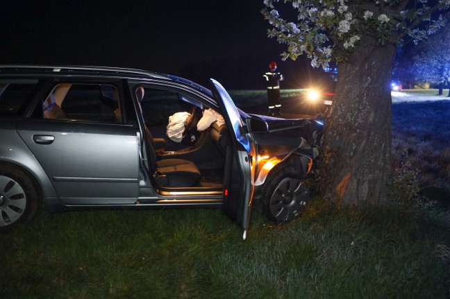 Vollbesetzter PKW an Gemeindegrenze zwischen Rohr im Kremstal und Sierning gegen Baum geprallt