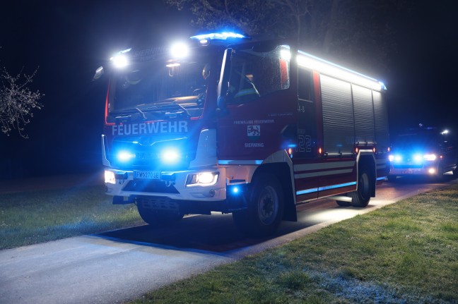 Vollbesetzter PKW an Gemeindegrenze zwischen Rohr im Kremstal und Sierning gegen Baum geprallt