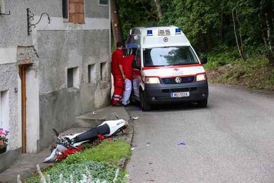 Verkehrsunfall mit Moped in Bad Wimsbach-Neydharting fordert zwei Verletzte