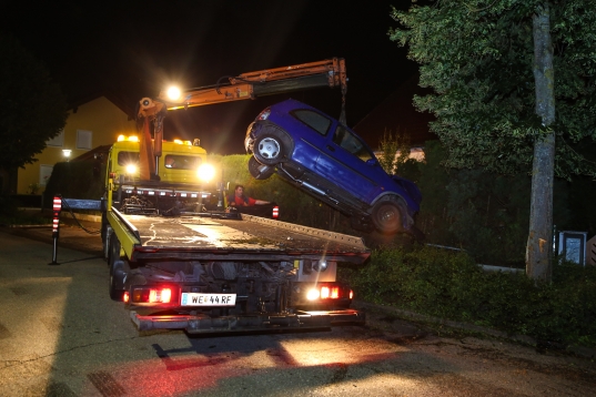 Nächtlicher Crash mit abgestelltem Fahrzeug in Wels-Lichtenegg