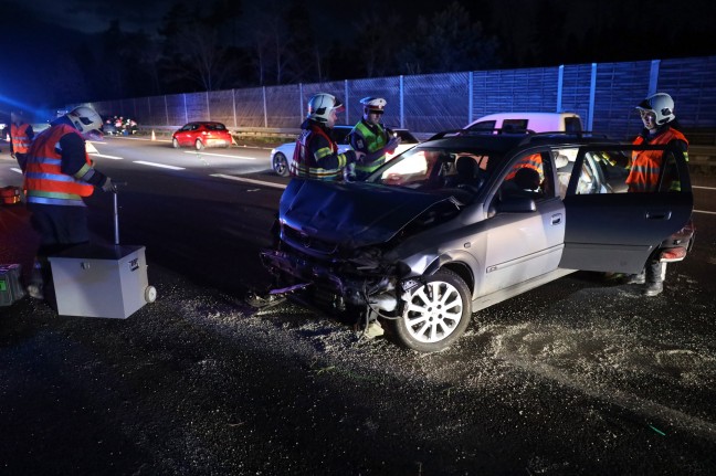 Schwerer Crash im dichten Osterrckreiseverkehr auf Innkreisautobahn bei Wels