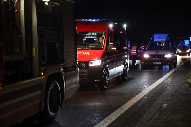 Schwerer Crash im dichten Osterrckreiseverkehr auf Innkreisautobahn bei Wels