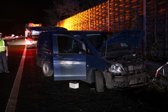 Schwerer Crash im dichten Osterrckreiseverkehr auf Innkreisautobahn bei Wels