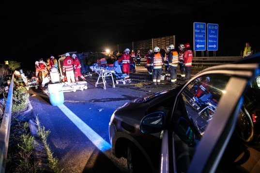 Zehn Verletzte bei schwerem Verkehrsunfall am Autobahnknoten Wels