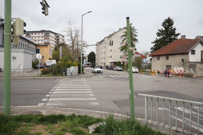 Auto nach Unfall mit Fugngerampel in Wels-Vogelweide wieder flott gemacht und geflchtet