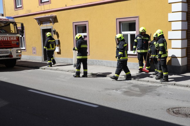 Feuerwehr zu Aufräumarbeiten nach Verkehrsunfall in Weißkirchen an der Traun alarmiert