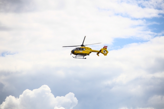 Rettungshubschraubereinsatz auf einem Werksgelnde in Marchtrenk