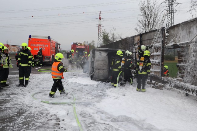 Brand eines Kleintransporters auf Westautobahn bei St. Florian