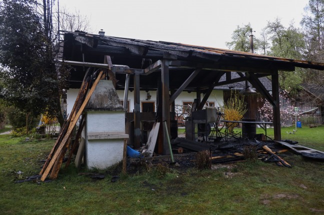 Brand eines Gartenpavillons in Ohlsdorf sorgt für Einsatz von drei Feuerwehren