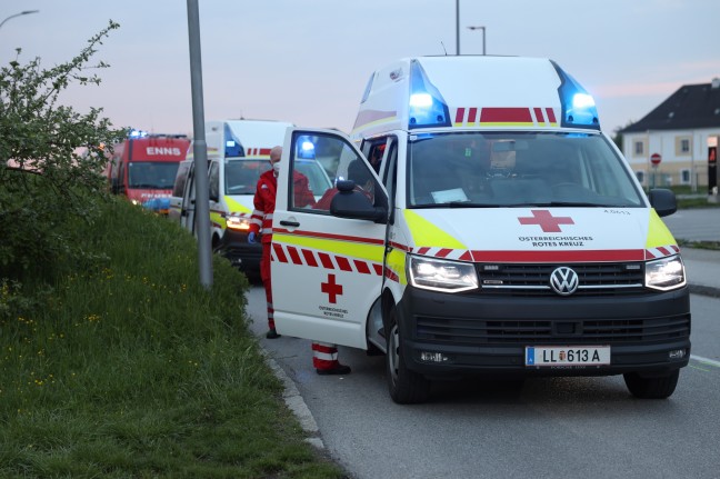 Frontalcrash in Tempo-30-Zone in Enns fordert vier teils Schwerverletzte