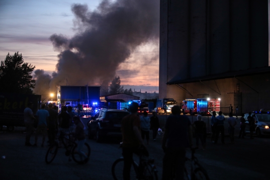 Großbrand bei einem Entsorgungsbetrieb in Traun