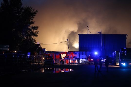 Großbrand bei einem Entsorgungsbetrieb in Traun