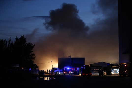 Großbrand bei einem Entsorgungsbetrieb in Traun