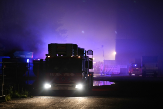 Großbrand bei einem Entsorgungsbetrieb in Traun