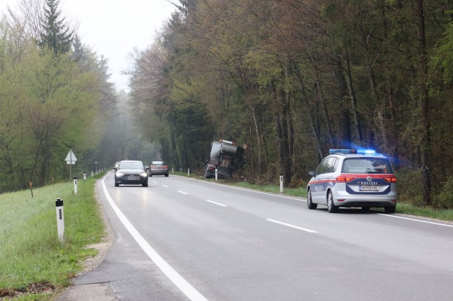 LKW mit Asphaltmulde in Neukirchen an der Enknach von Lamprechtshausener Straße abgekommen