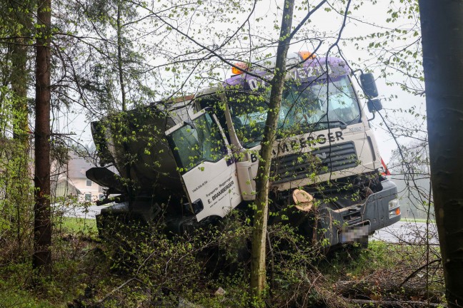 LKW mit Asphaltmulde in Neukirchen an der Enknach von Lamprechtshausener Straße abgekommen