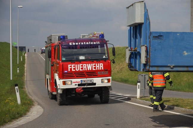 Auflieger verloren: Feuerwehr bei LKW-Bergung in einem Kreisverkehr in Eberstalzell im Einsatz