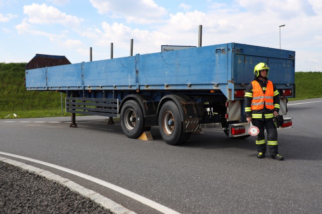 Auflieger verloren: Feuerwehr bei LKW-Bergung in einem Kreisverkehr in Eberstalzell im Einsatz