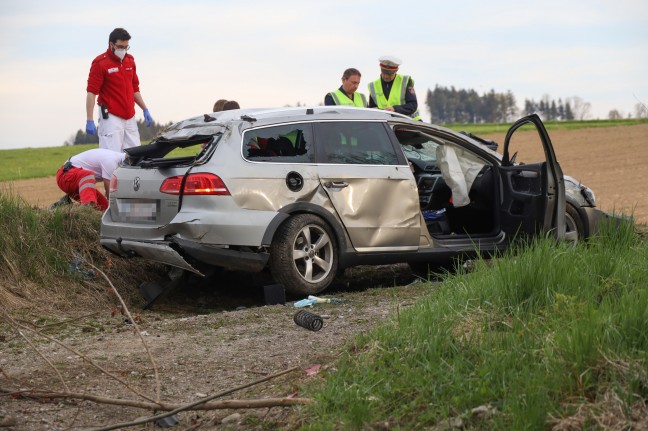 Auto in Pichl bei Wels von Wallerner Straße abgekommen und auf Wanderweg überschlagen