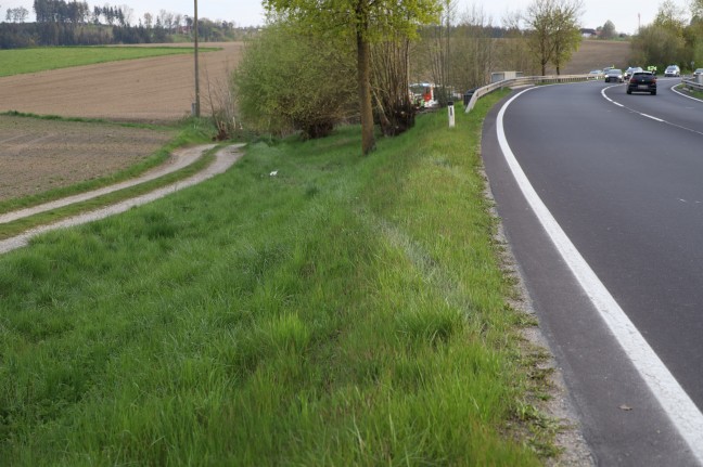 Auto in Pichl bei Wels von Wallerner Strae abgekommen und auf Wanderweg berschlagen