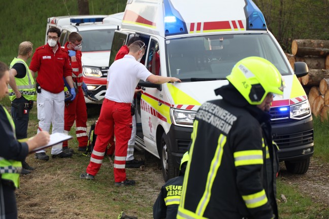 Auto in Pichl bei Wels von Wallerner Strae abgekommen und auf Wanderweg berschlagen