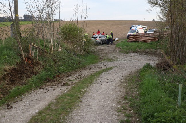 Auto in Pichl bei Wels von Wallerner Straße abgekommen und auf Wanderweg überschlagen