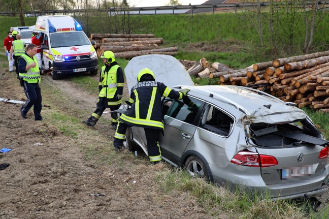 Auto in Pichl bei Wels von Wallerner Straße abgekommen und auf Wanderweg überschlagen