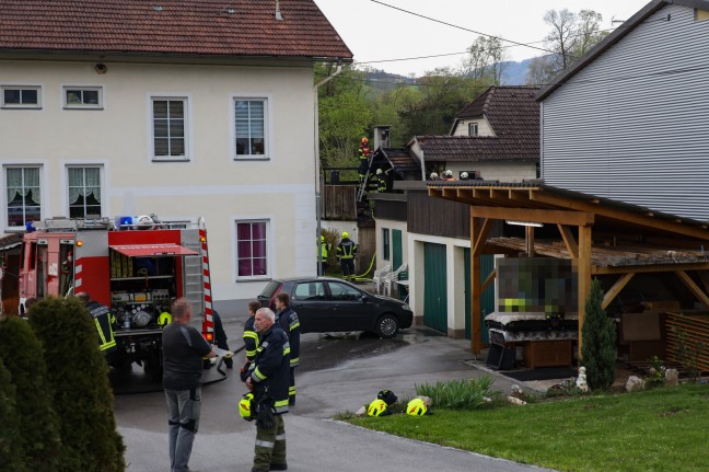Vier Feuerwehren bei Brand auf Terrasse und Hausanbau in Grünburg im Einsatz