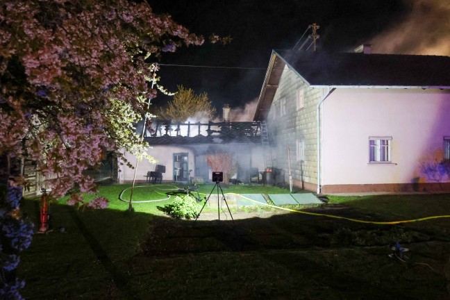 Neun Feuerwehren bei Brand eines Garagengebäudes in Altheim im Einsatz