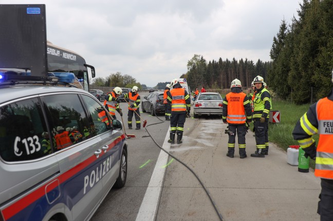 Heftiger Auffahrunfall zwischen zwei PKW auf Westautobahn bei Eggendorf im Traunkreis