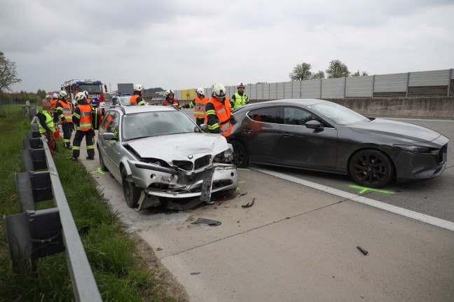 Heftiger Auffahrunfall zwischen zwei PKW auf Westautobahn bei Eggendorf im Traunkreis