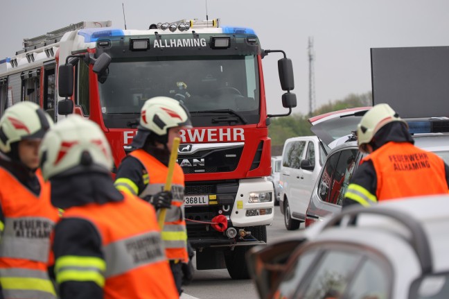 Heftiger Auffahrunfall zwischen zwei PKW auf Westautobahn bei Eggendorf im Traunkreis