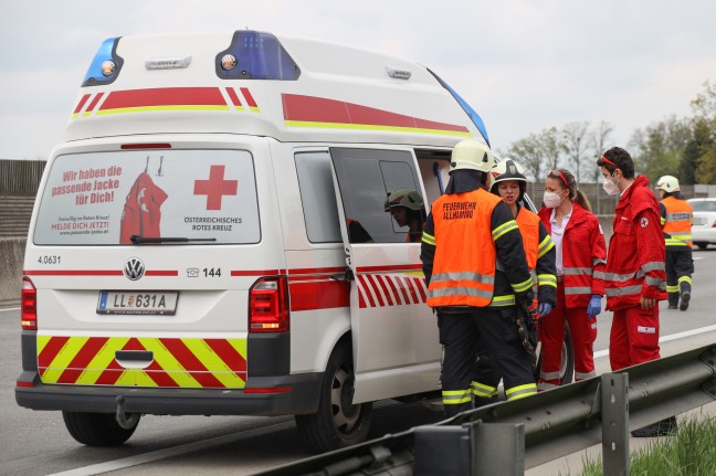 Heftiger Auffahrunfall zwischen zwei PKW auf Westautobahn bei Eggendorf im Traunkreis