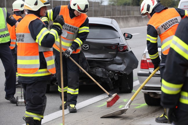 Heftiger Auffahrunfall zwischen zwei PKW auf Westautobahn bei Eggendorf im Traunkreis