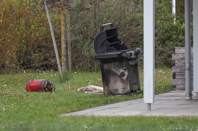 Brand eines Gasgrillers im Garten der Einsatzzentrale des Rettungsdienstes in Redlham