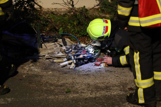 Auto bei Unfall in Scharnstein gegen Mauer und Stromverteilerkasten gekracht