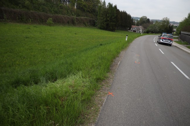 Unfalllenker legte verletzten Radfahrer in Vorchdorf samt Fahrrad zu Straßenlaterne und fuhr weg