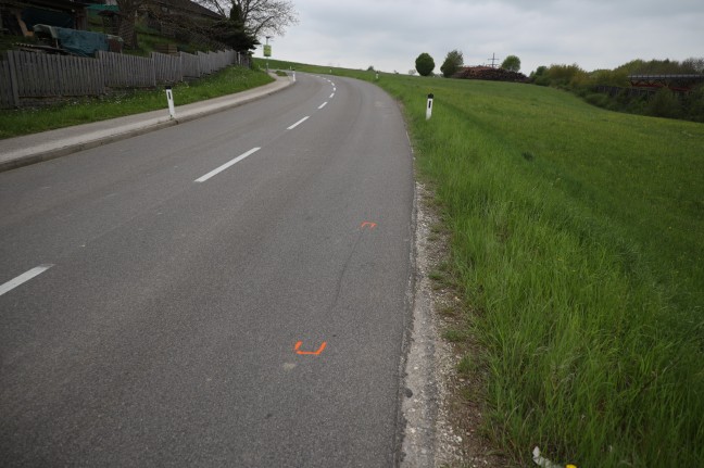 Unfalllenker legte verletzten Radfahrer in Vorchdorf samt Fahrrad zu Straßenlaterne und fuhr weg