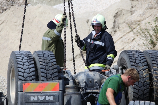 LKW in Kiesgrube gestürzt - Lenker erlitt schwere Verletzungen
