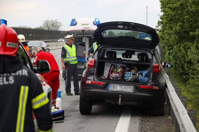 Auto auf Welser Autobahn bei Wels-Puchberg gegen Leitschiene gekracht