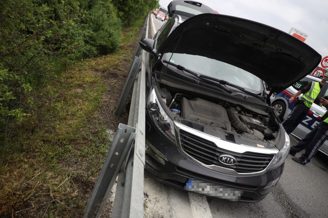 Auto auf Welser Autobahn bei Wels-Puchberg gegen Leitschiene gekracht